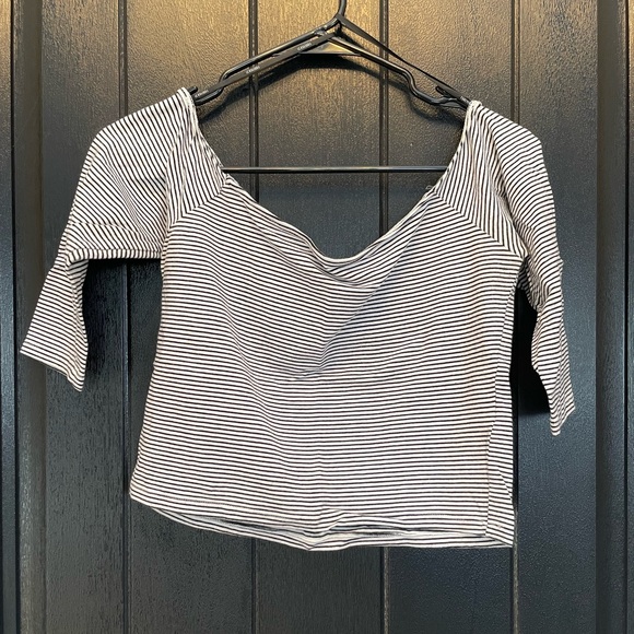 Off Shoulder Crop Top - Picture 2 of 4